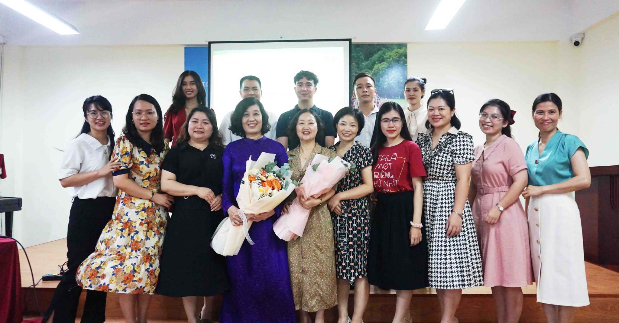 Assoc. Prof. Dr. Nguyen Thi Ngan Hoa & teacher Nguyen Thi Vinh Ha training teaching literature textbook grade 7 – the book series “Connecting knowledge to life” for teachers of schools in Thanh Oai district and HaNoi City
